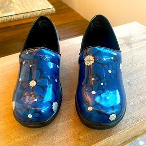 Floral/Navy blue Savvy by Jackie clogs